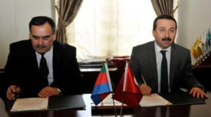 Sel&ccedil;uk, Azerbaycan İle Eğitim K&ouml;pr&uuml;s&uuml; Kuruyor