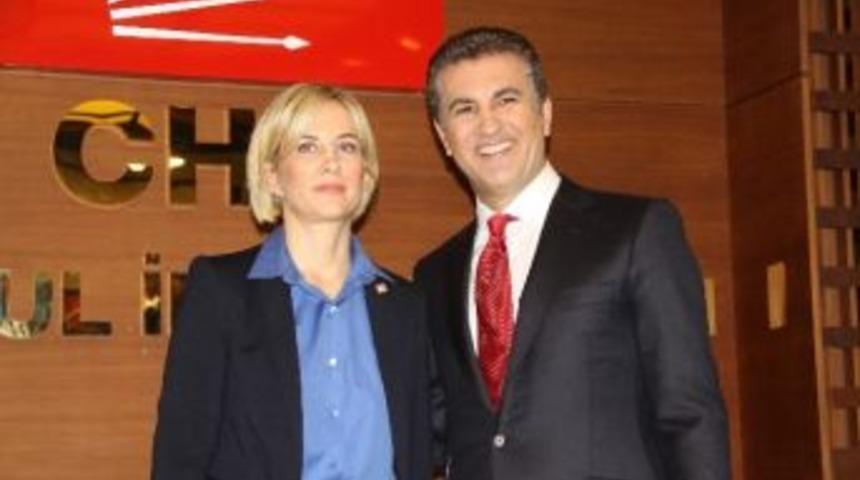 Sarıg&uuml;l, Eski Eşi Aylin Kotil İle Fotoğraf &Ccedil;ekiminde İlk Kez Bir Araya Geldi