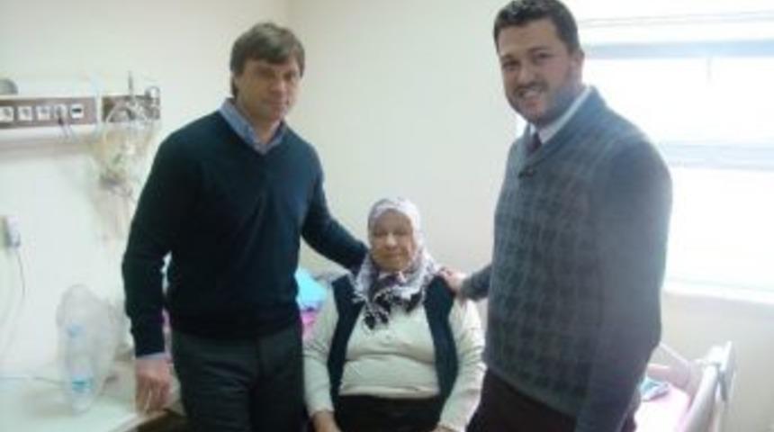 Ertuğrul Sağlam Annesini Hastanede Ziyaret Etti