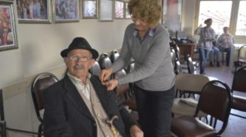 90 Yaşında Chp Rozeti Taktı