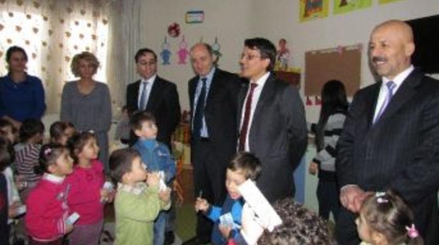 Hakkarili &Ccedil;ocuklara S&uuml;t Dağıtıldı