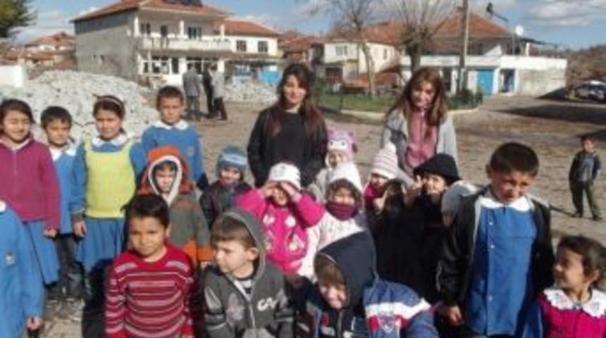 Oyuncaklarını K&ouml;ydeki Arkadaşlarıyla Paylaştılar