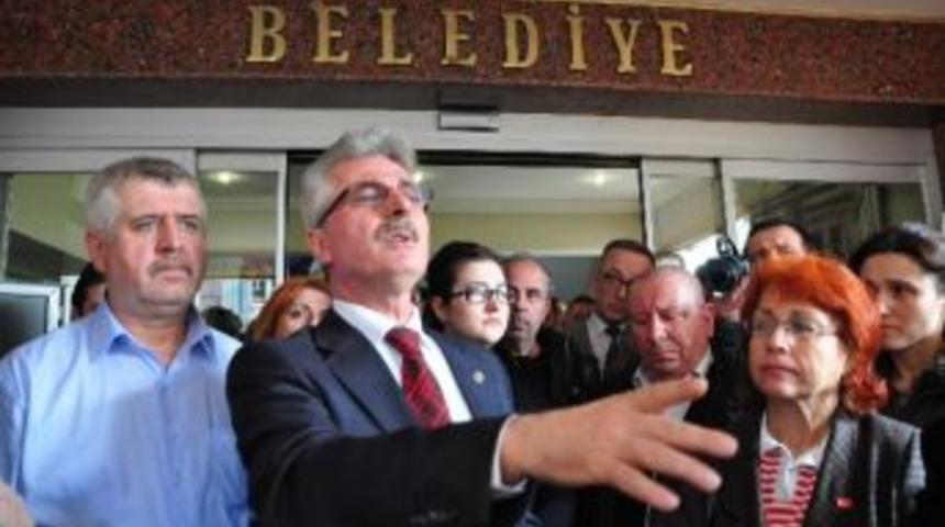 Başkan &Ccedil;ağlayan'a Destek Vermek İ&ccedil;in Belediye &Ouml;n&uuml;nde Toplandılar