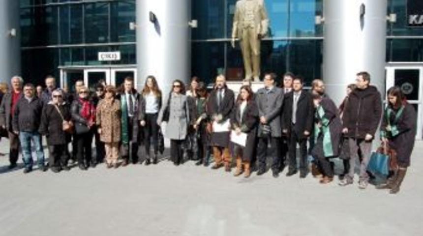 Kediyi İşkence Ederek &Ouml;ld&uuml;ren Gence Tepkiler S&uuml;r&uuml;yor