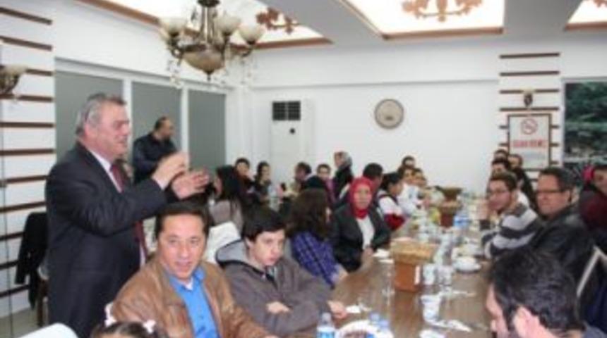 Metin Dağ, belediye personeline yemek verdi