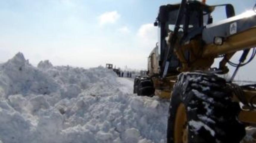 Erciş&rsquo;te Karla M&uuml;cadele &Ccedil;alışmaları Devam Ediyor