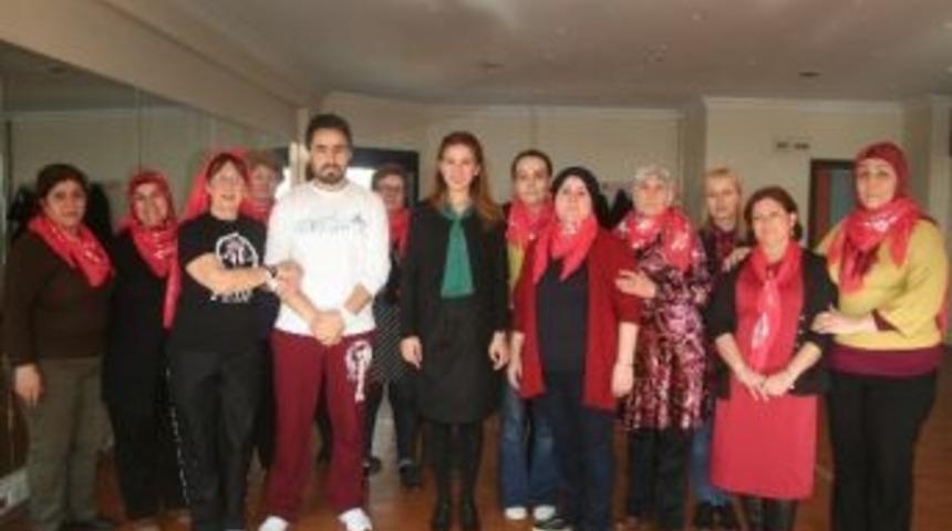 40 Yaş &Uuml;st&uuml; Kadınlardan Halk Oyunu Ekibi