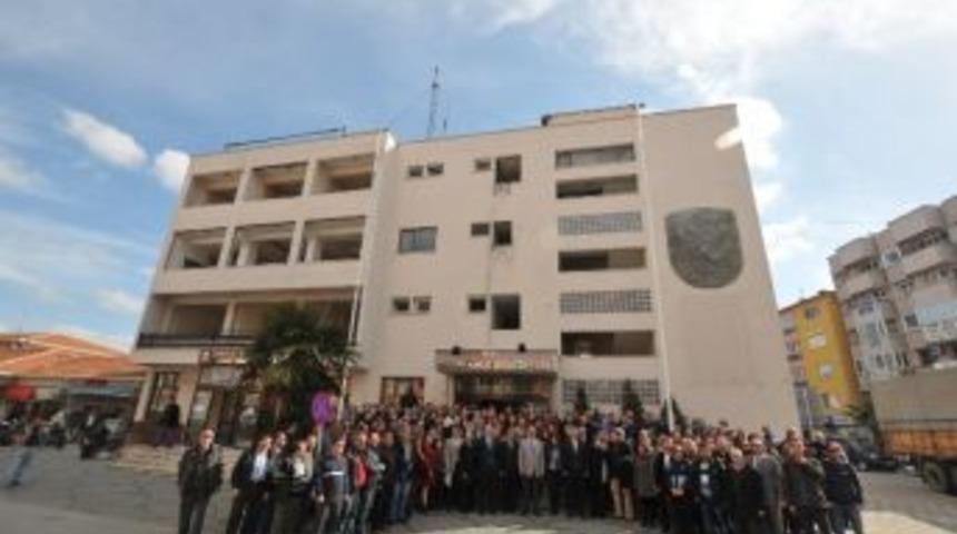 Belediye Binası &Ouml;n&uuml;nde Hatıra Fotoğrafı