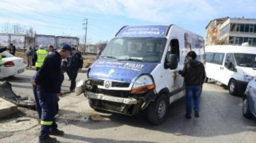 Se&ccedil;im Otob&uuml;s&uuml;yle Otomobil &Ccedil;arpıştı: 1 Yaralı