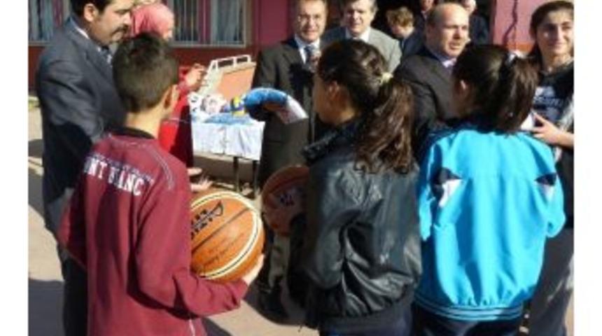 Alaşehir Polisinden &Ouml;ğrencilere Yardım