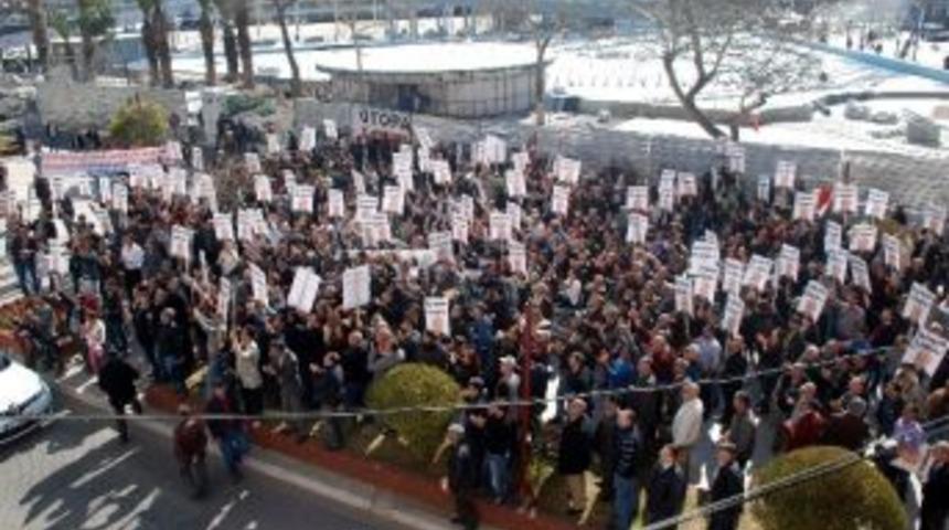 Chp&rsquo;liler Parti Binasını İşgal Ederek Kamacı'nın Posterini Astı