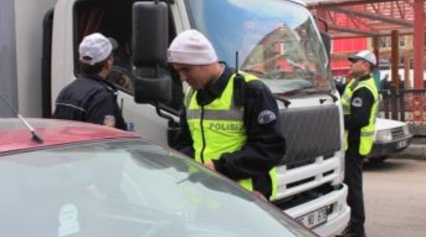 Trafik Ekipleri Emniyet Kemeri &Ouml;nemini S&uuml;r&uuml;c&uuml;leri Denetleyerek Anlattı