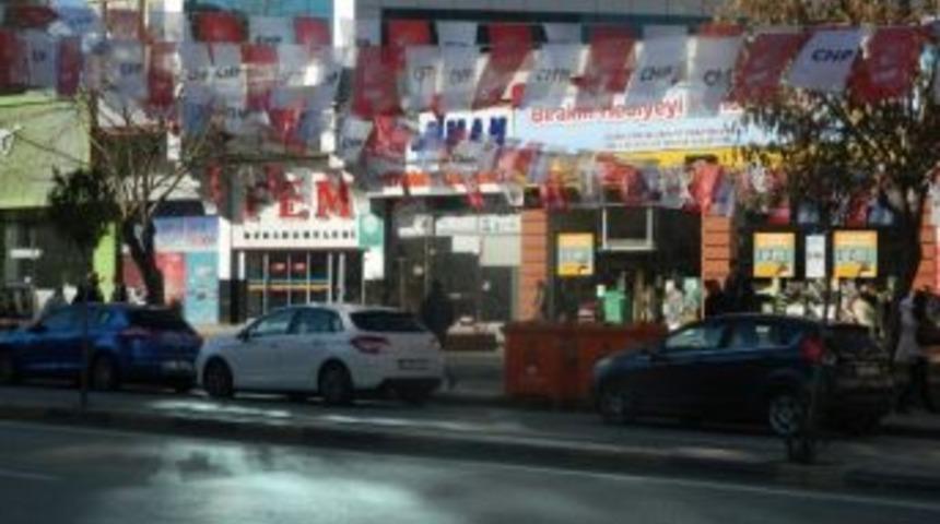 Caddeler Parti Bayraklarıyla Donaltıldı