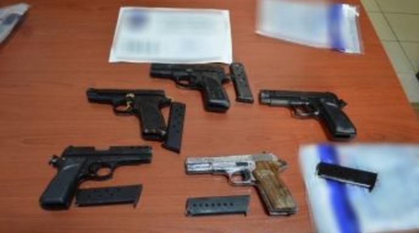 Uyuşturucu İhbarı Yapılan Ara&ccedil;tan Ka&ccedil;ak Silah &Ccedil;ıktı