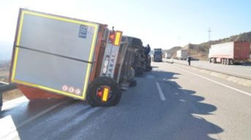 Tosya'da Lastiği Patlayan Tır Devrildi