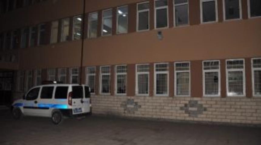 Okulun İkinci Katından Atladı