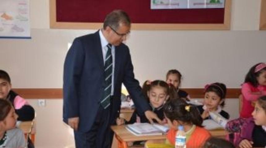 Vali Tapsız, &Ouml;ğrencileri Okuma Testinden Ge&ccedil;irdi