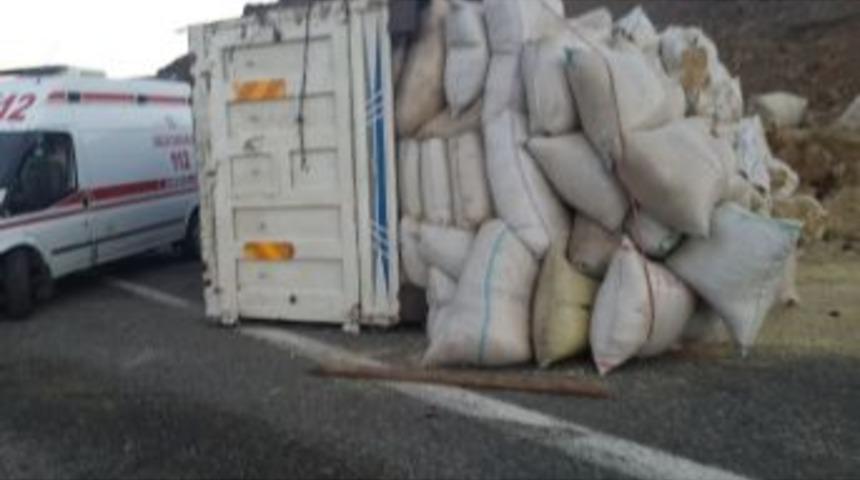 Freni Boşalan Kamyon Devrildi: 3 Yaralı