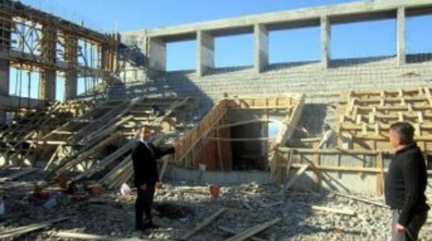 Kaymakam Yakınoğlu, Spor Salonu İnşaatında İncelemelerde Bulundu