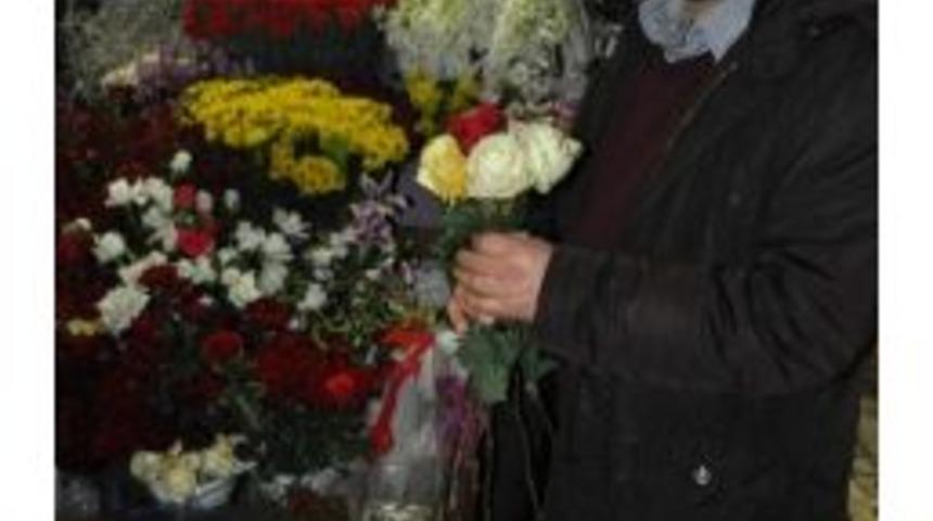 14 Şubat Sevgililer G&uuml;n&uuml; &Ouml;ncesi &Ccedil;i&ccedil;ek Satışları Esnafın Y&uuml;z&uuml;n&uuml; G&uuml;ld&uuml;rd&uuml;