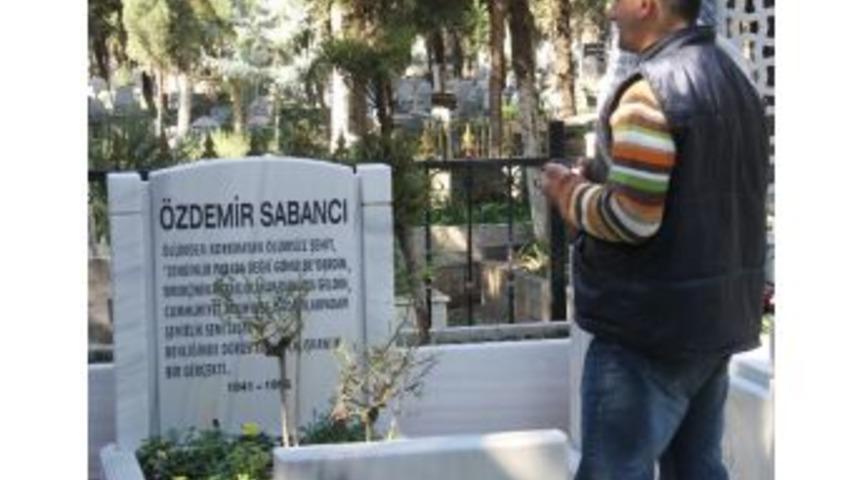 Vatandaşlar, Katili Yakalanan &Ouml;zdemir Sabancı'nın Mezarında Dua Etti