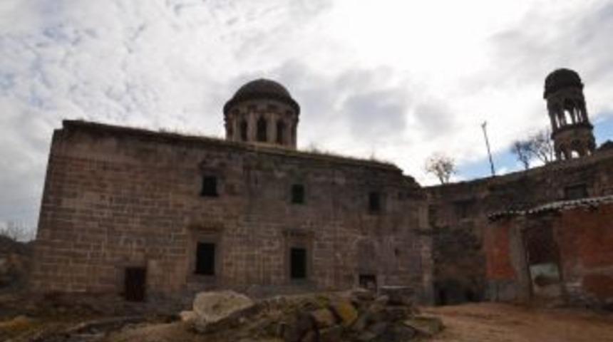 (&ouml;zel Haber) Tarihi Kilise Hayvan Barınağı Oldu