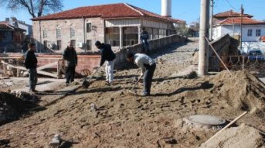 Tarihi K&ouml;pr&uuml;ye &Ccedil;evre D&uuml;zenlemesi