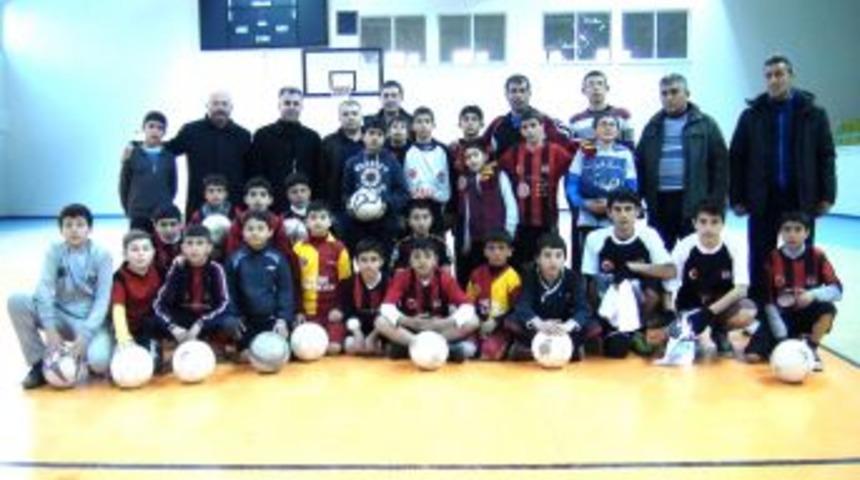 &Ouml;zbey ve Durudan &Ouml;ğrencilere forma