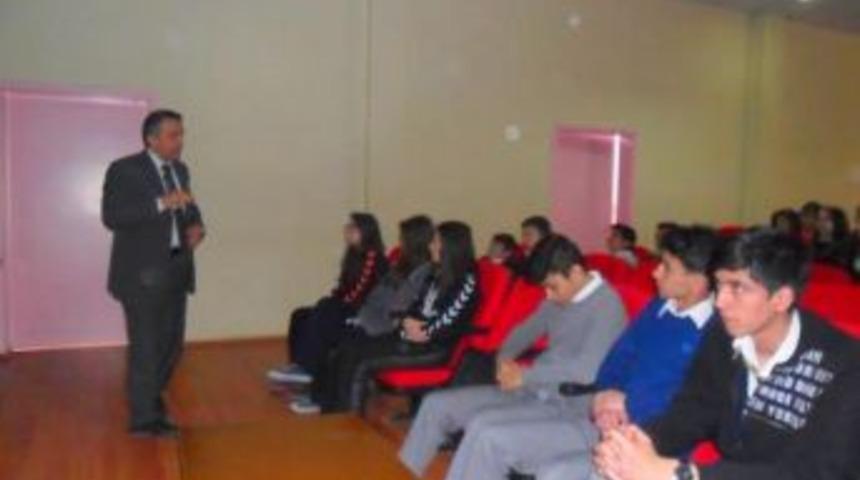 Atat&uuml;rk Lisesi' nde Deprem Konferansı