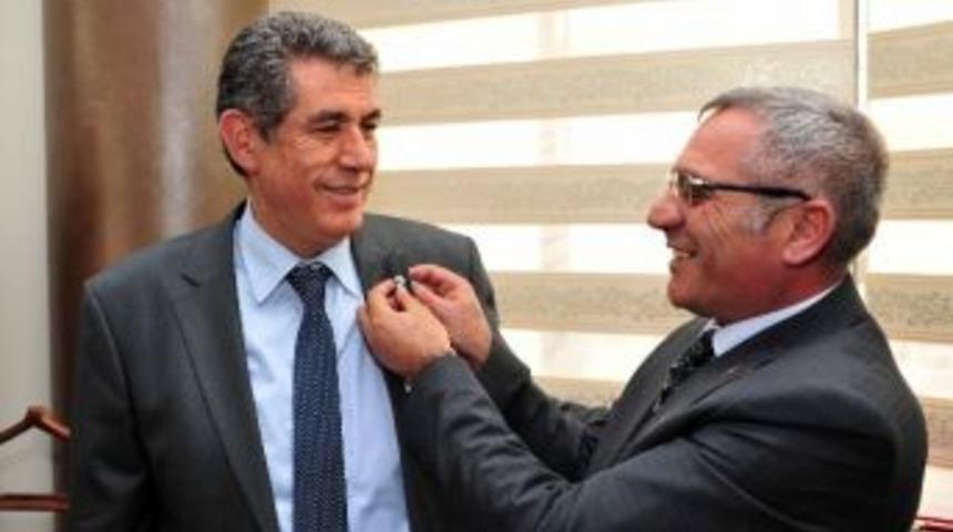 Başkan &Ccedil;alkaya'ya Sendikadan Nazar Boncuğu