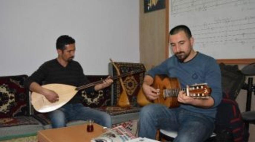 İki Kardeş El Emeği İle Saz Ve Gitar Yapıyor
