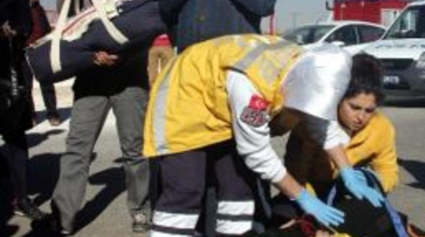 Kazada Yaralanan Anne, Siper Olduğu Bebeği İ&ccedil;in Feryat Etti