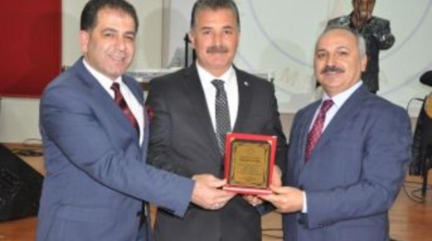 Pazarcılardan Başkan Tuna&rsquo;ya Teşekk&uuml;r Plaketi