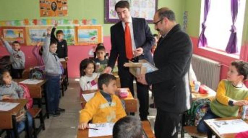 Kaymakam Çocuklara Süt Dağıttı