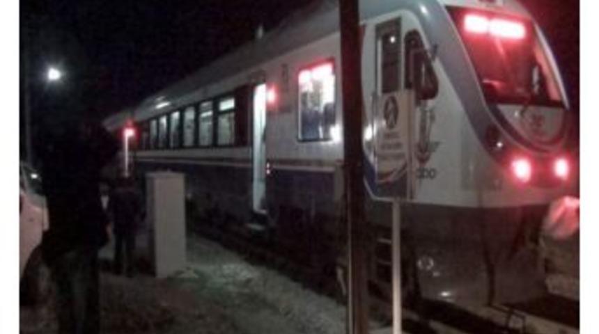 Bandırma-izmir Seferini Yapan Tren, Devrilen Vin&ccedil; Nedeniyle Yolda Kaldı