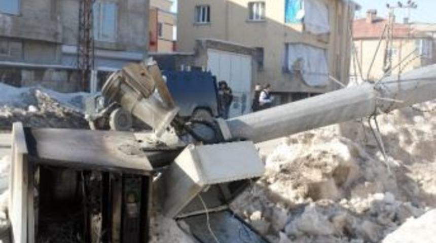 G&ouml;stericiler Mobese Direğini Devirdi