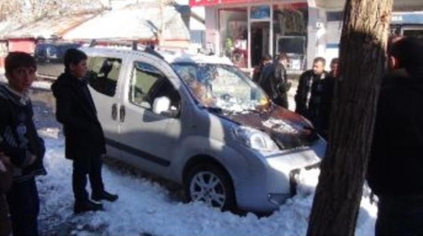 &Ccedil;atıdan D&uuml;şen Kar Aracı Kullanılamaz Hale Getirdi