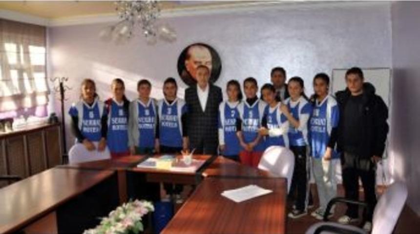 Başkan &Ouml;zdemir&rsquo;den Sporculara Destek