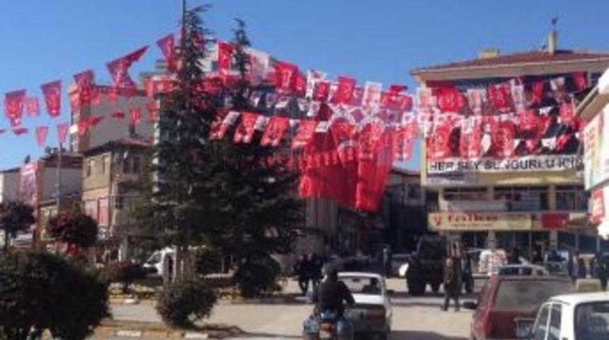 Sungurlu&rsquo;da Caddeler Parti Bayraklarıyla Donatıldı