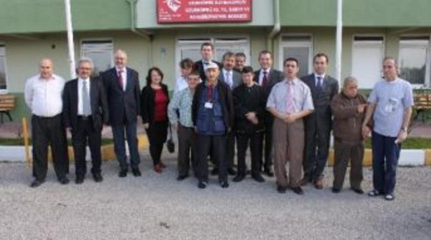 T&uuml; Rekt&ouml;r&uuml; Prof. Dr. Y&ouml;r&uuml;k Uzunk&ouml;pr&uuml; 80. Yıl Zihinsel Engelliler Bakım Ve Rehabilitasyon Merkezini Ziyaret Etti
