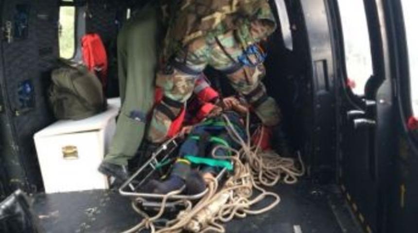 Dağda Bayılan &Ccedil;obanı Askeri Helikopter Ve Umke Ekipleri Kurtardı