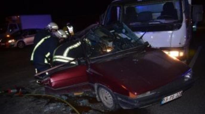 Kamyonet Otomobille &Ccedil;arpıştı: 1 &Ouml;l&uuml;, 3 Yaralı