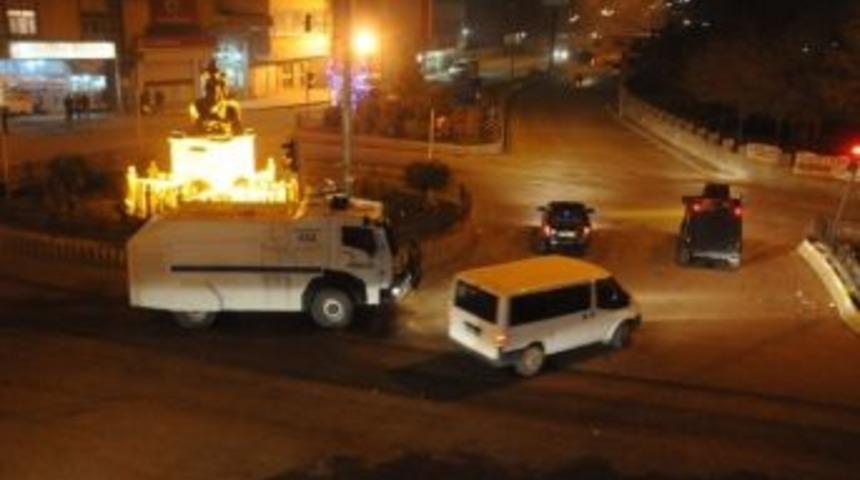 Cizre'de İzinsiz G&ouml;steriye Polis M&uuml;dehale Etti