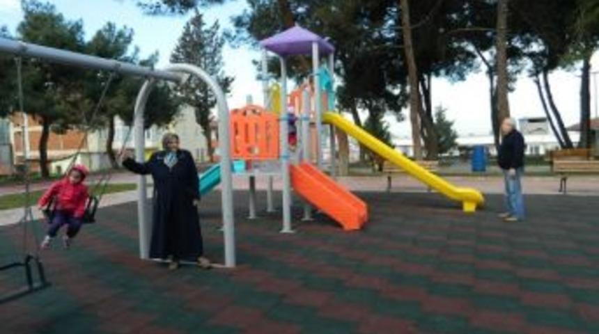 Eski Cezaevinde &Ccedil;ocuklar Eğleniyor