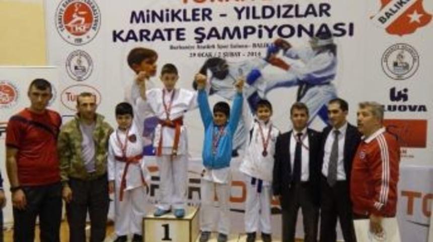 Karate Kursu &Ouml;ğrencileri Balıkesir'den Madalya İle D&ouml;nd&uuml;ler