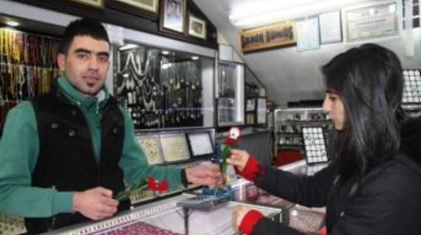 (&ouml;zel Haber) Sevgililer G&uuml;n&uuml; Esnafın Y&uuml;z&uuml;n&uuml; G&uuml;ld&uuml;rd&uuml;