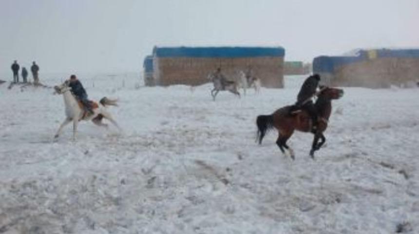 Doğu'da K&ouml;yl&uuml;n&uuml;n Vazge&ccedil;emediği Tek Spor, Atlı Cirit