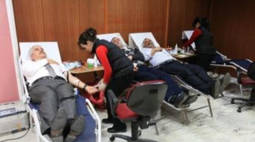 Başkan Sakallı Kan Verdi