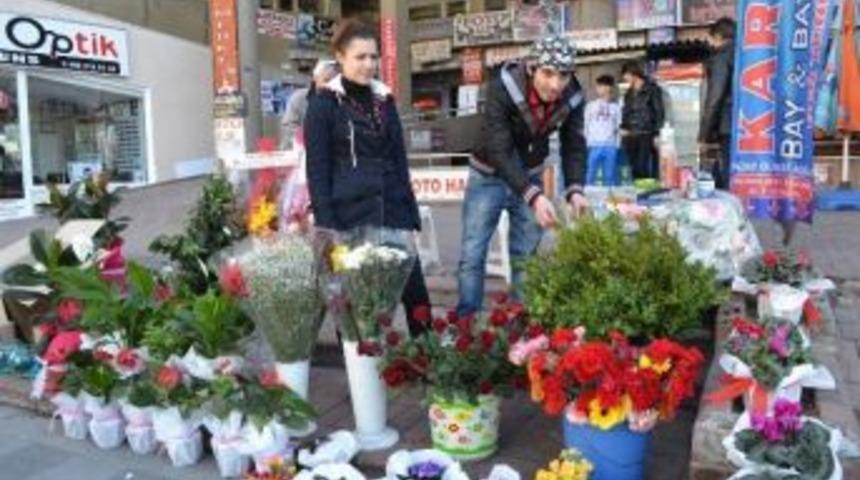 Sevgililer G&uuml;n&uuml; Nedeniyle &Ccedil;i&ccedil;ek Ve Hediyelik Eşya Satışları Hızlandı