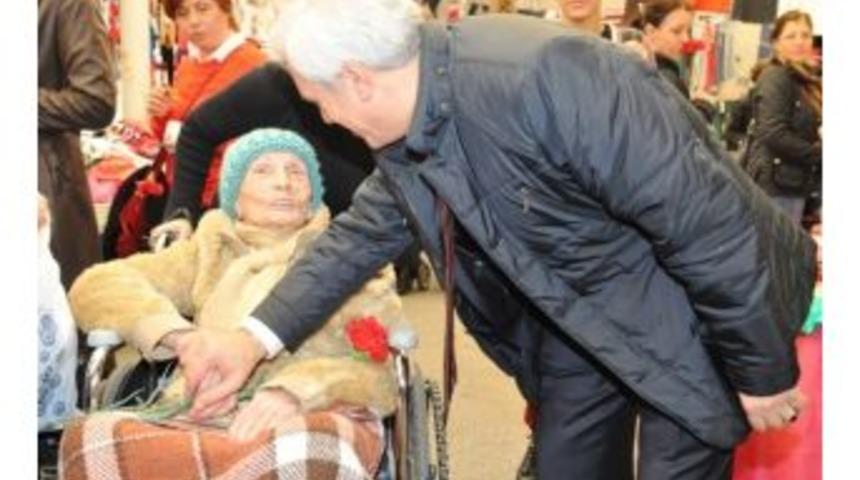 Nil&uuml;fer Sakinleri Bozbey&rsquo;i Bağrına Bastı